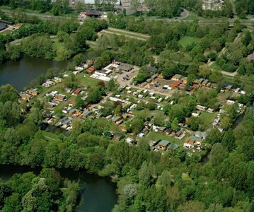 85395 Luchtfoto van camping De Berekuil (Ariënslaan 5) te Utrecht, uit het zuiden. Op de achtergrond de Biltse Rading.